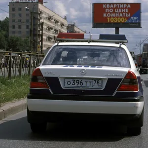2005: Eine Polizeistreife ist auf einer Straße in St. Petersburg unterwegs.