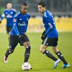 Paolo Guerrero schaut Eljero Elia beim Dribbling zu