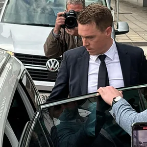 Rohan Dennis steigt in ein Auto ein