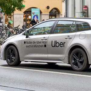 Uber vermittelt sowohl Taxis als auch Mietwagenfirmen. (Symbolbild)