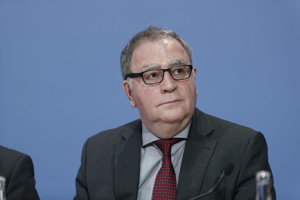 Fritz Sörgel auf einer Pressekonferenz