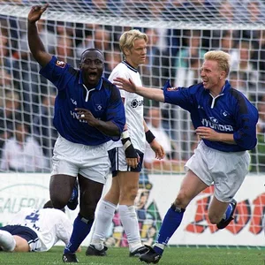 Tony Yeboah lässt sich in Ulm von Roy Präger feiern