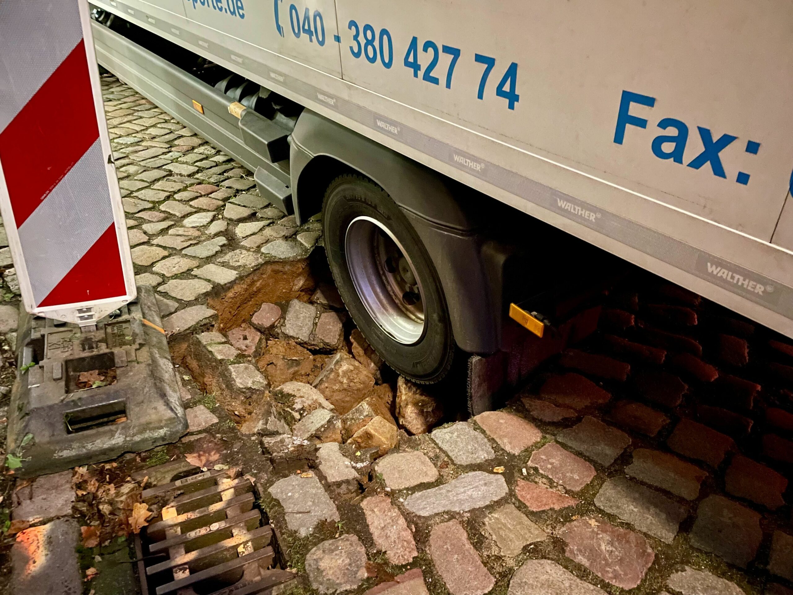 Lkw sackt in Ottensen mit Hinterrad in Erdloch – wichtige straße gesperrt