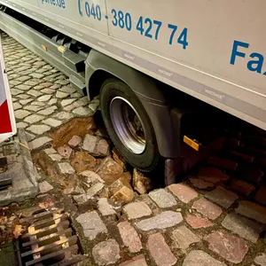 Lkw sackt in Ottensen mit Hinterrad in Erdloch – wichtige straße gesperrt
