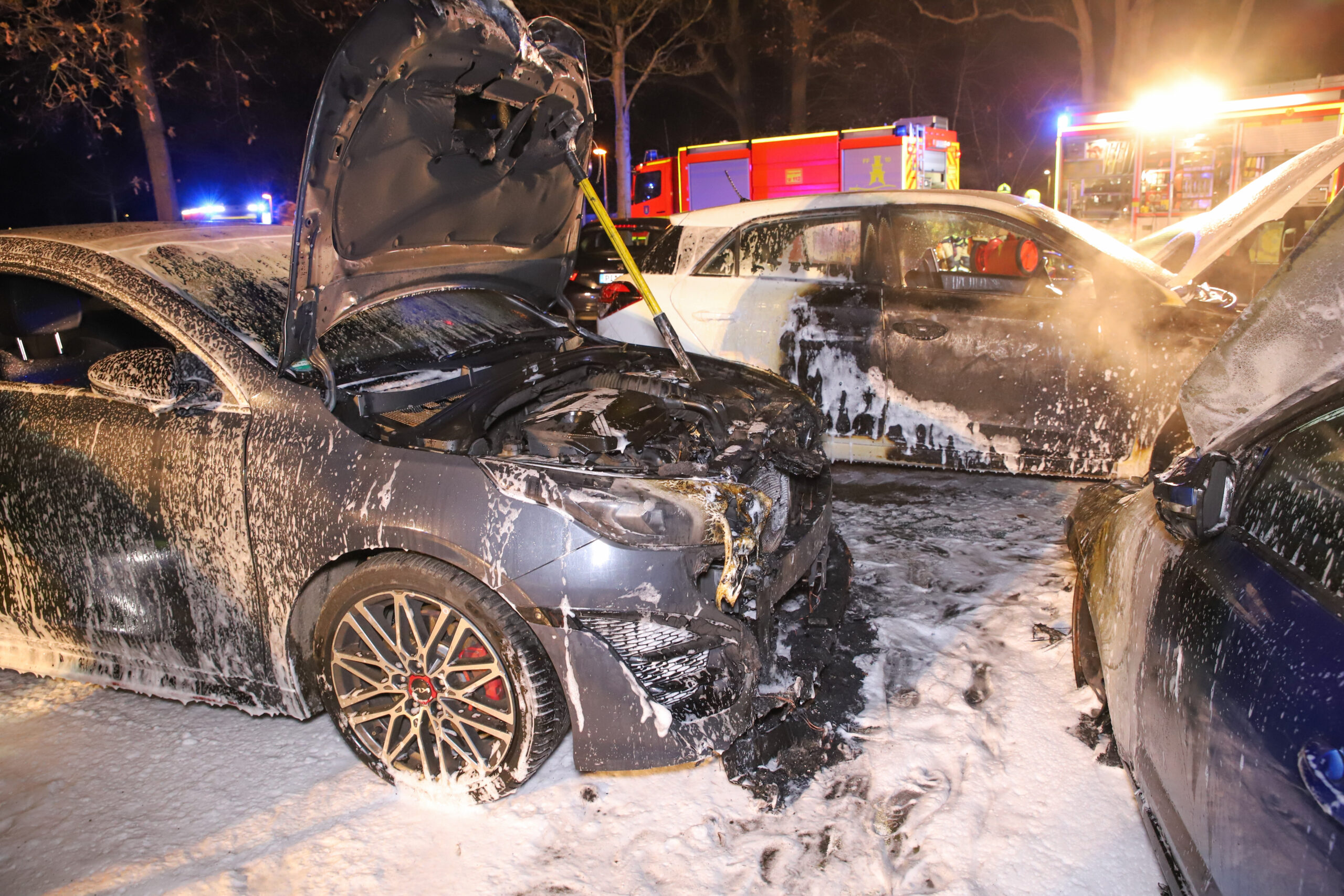 Fünf Auto aus Parkplatz in Pinneberg in Flammen – Großeinsatz der Feuerwehr