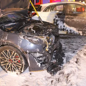 Fünf Auto aus Parkplatz in Pinneberg in Flammen – Großeinsatz der Feuerwehr