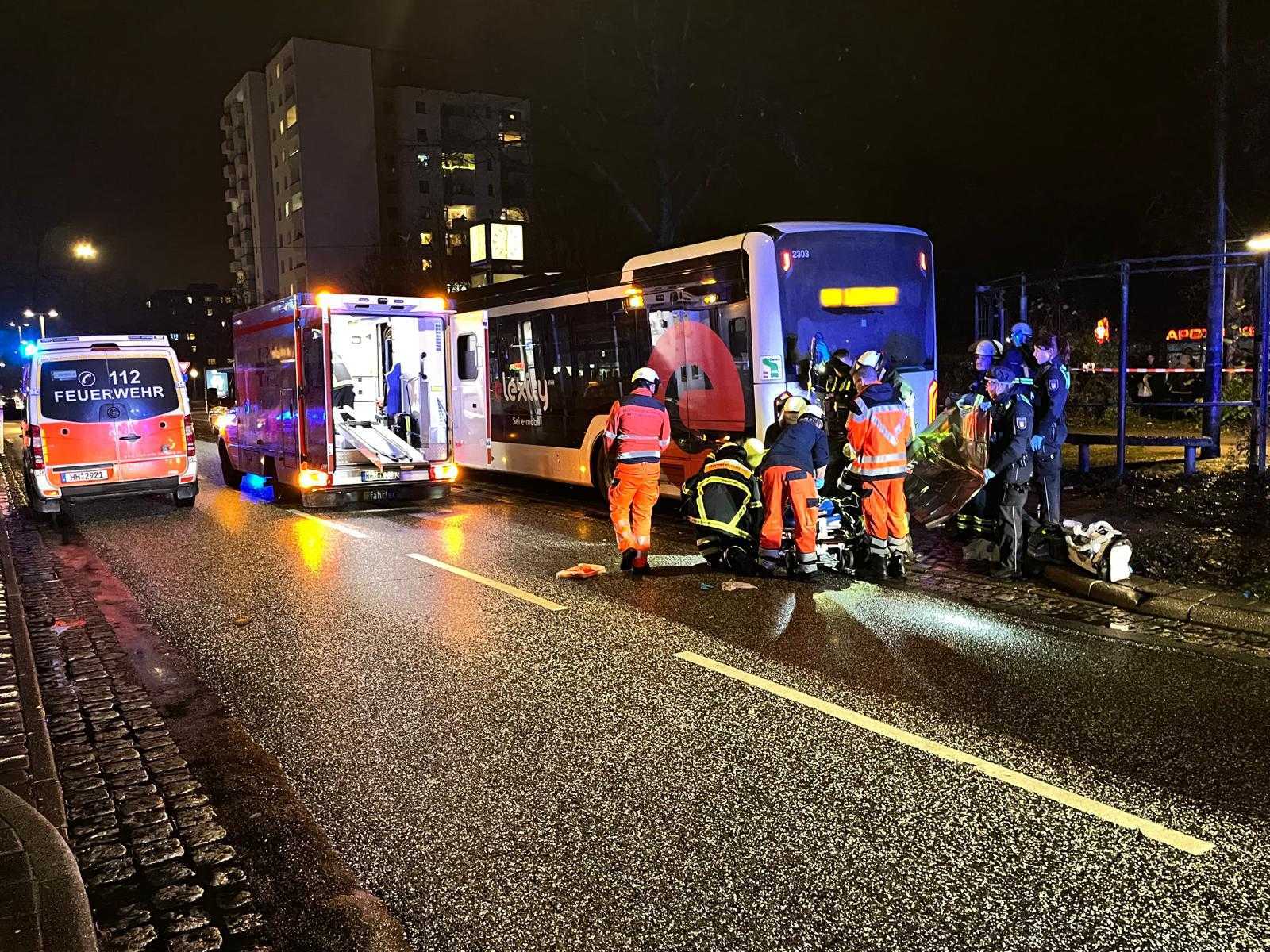 Rettungskräfte sammeln sich am Unfallort.