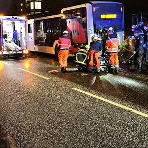 Rettungskräfte sammeln sich am Unfallort.