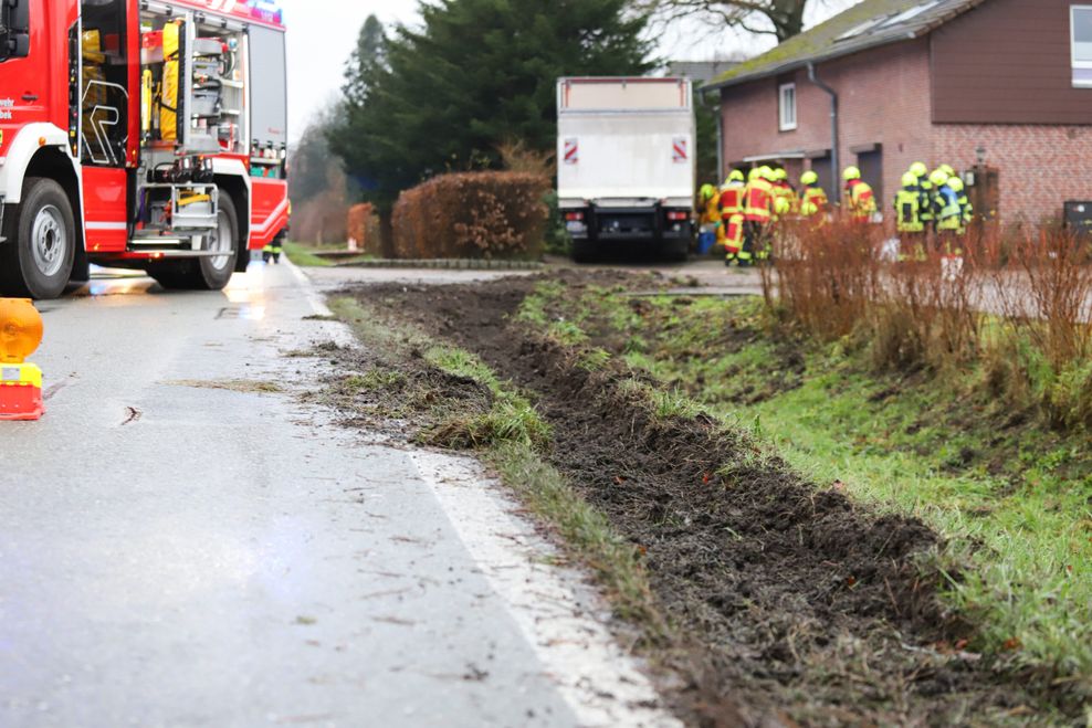 Lkw kommt bei Ellerbek von der Straße ab und hinterlässt Schneise der Verwüstung