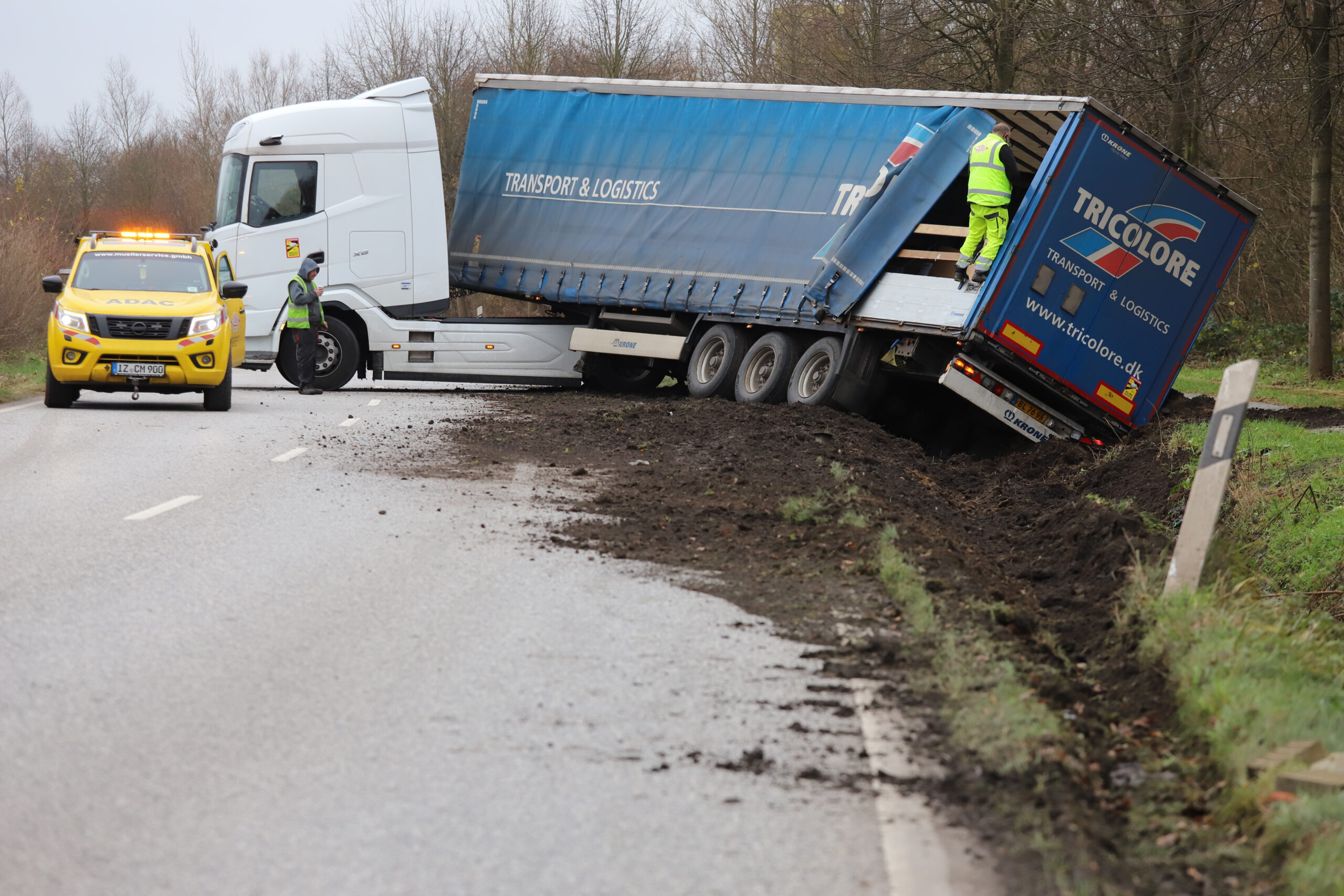 Lkw gerät bei Elmshorn außer Kontrolle – Bundesstraße mehrere Stunden gesperrt