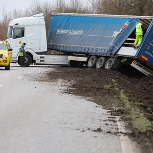 Lkw gerät bei Elmshorn außer Kontrolle – Bundesstraße mehrere Stunden gesperrt
