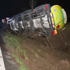 Der Kerosinlaster kippte am frühen Montagmorgen auf der B5 im Kreis Dithmarschen in den Straßengraben.
