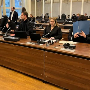 Mehrere Menschen in einem Gerichtssaal