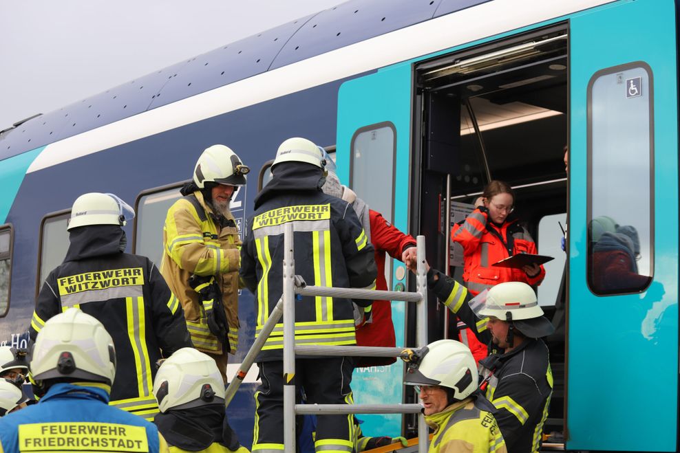 Nordbahn kollidiert mit Paketwagen – Fahrgäste von Feuerwehr evakuiert