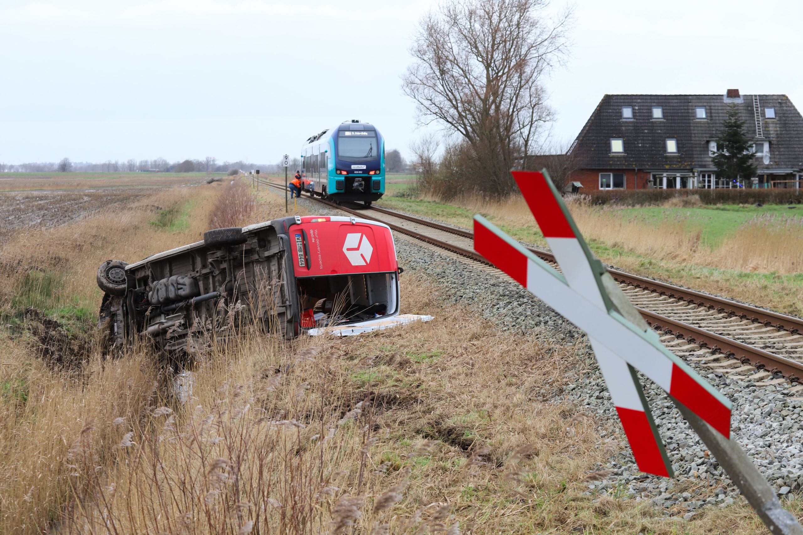 Nordbahn kollidiert mit Paketwagen – Zugverkehr gesperrt