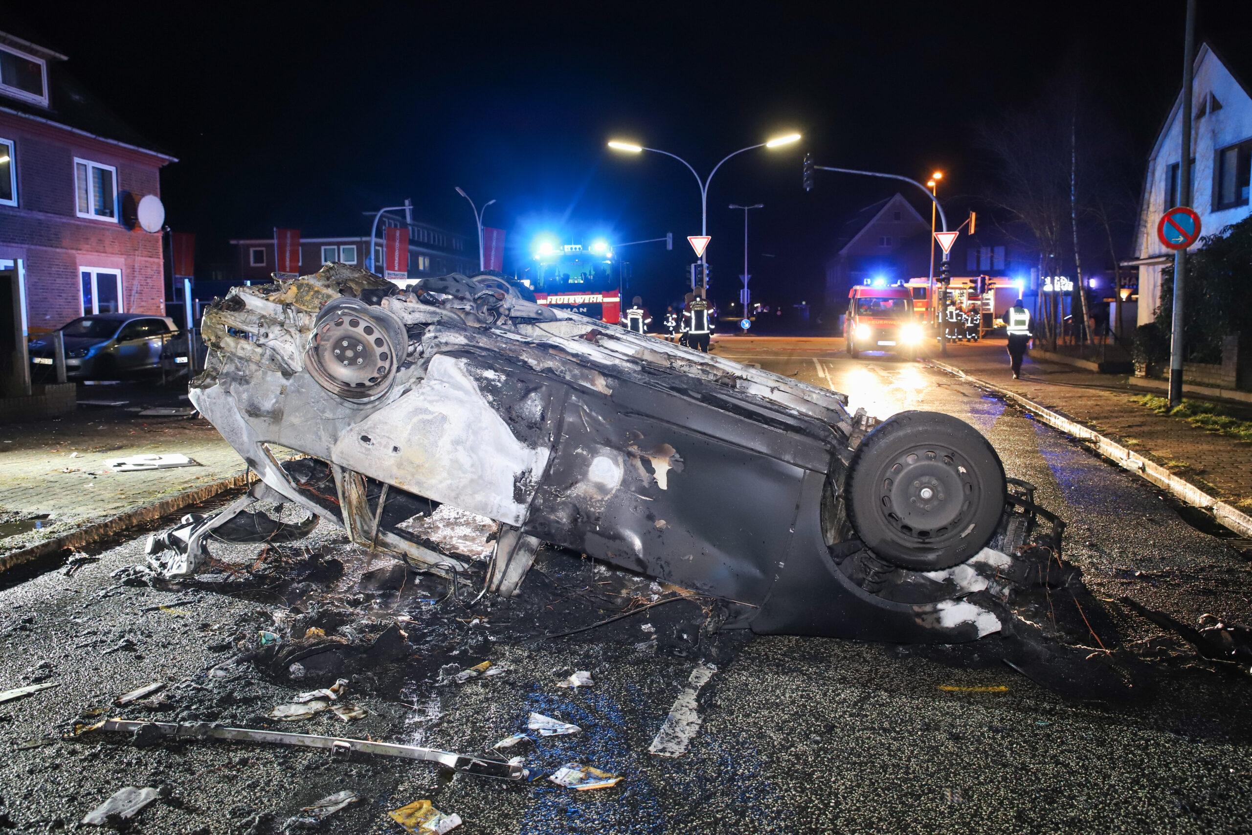 Nach Unfall in Rendsburg: Auto geht in Flammen auf – Anwohner reten den Fahrer