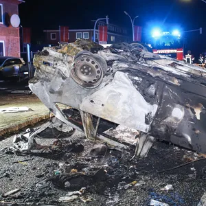 Nach Unfall in Rendsburg: Auto geht in Flammen auf – Anwohner reten den Fahrer