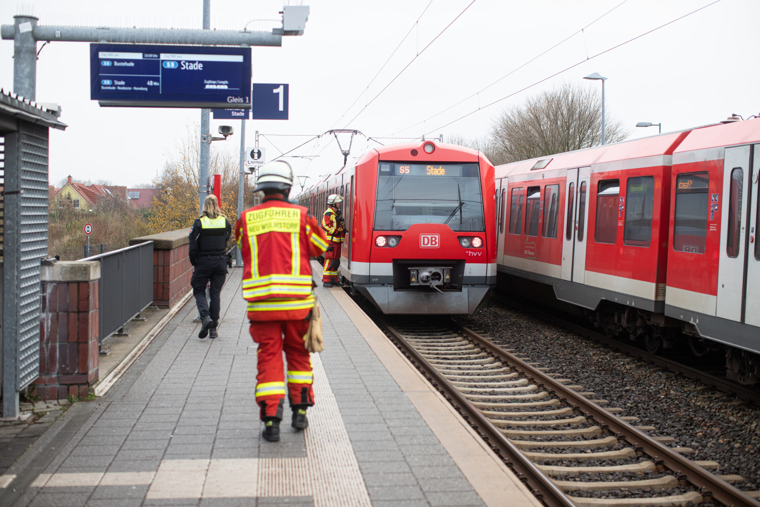 Der Bahnverkehr musste nach den Personenunfall gesperrt werden.