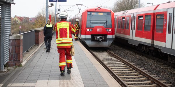 Der Bahnverkehr musste nach den Personenunfall gesperrt werden.