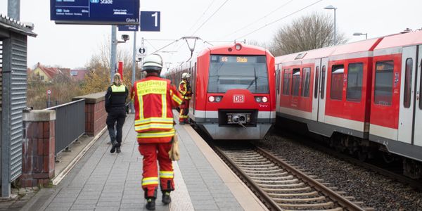 Der Bahnverkehr musste nach den Personenunfall gesperrt werden.