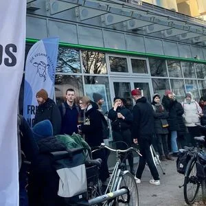Eine Schlange vor einem Laden