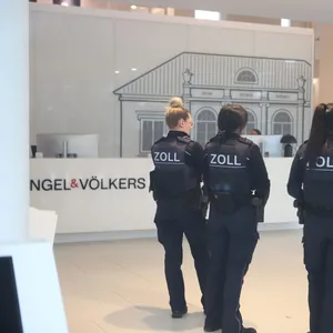 Insgesamt waren rund 300 Einsatzkräfte im Einsatz.
