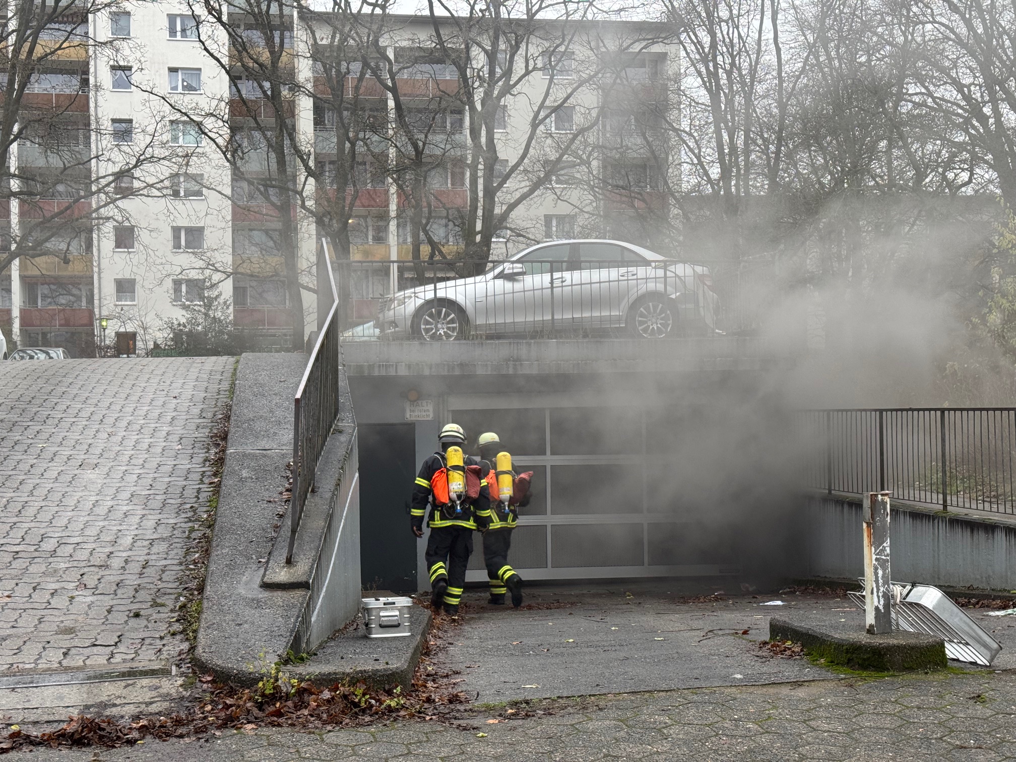 Mehrere Fahrzeuge wurden durch den Brandrauch beschädigt.