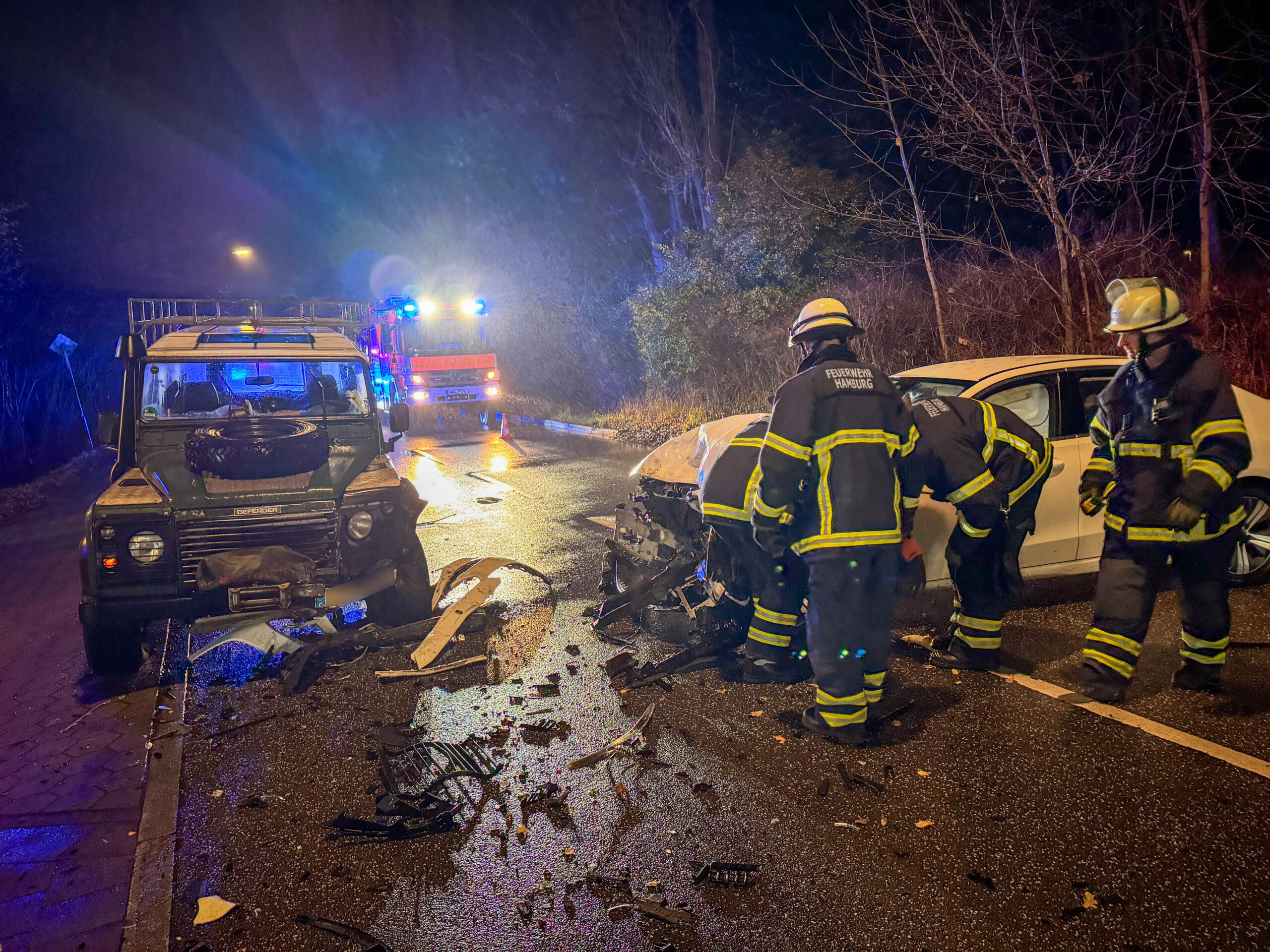 An den Fahrzeugen entstand Totalschaden. Die Straße glich einem Trümmerfeld.