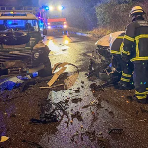 An den Fahrzeugen entstand Totalschaden. Die Straße glich einem Trümmerfeld.