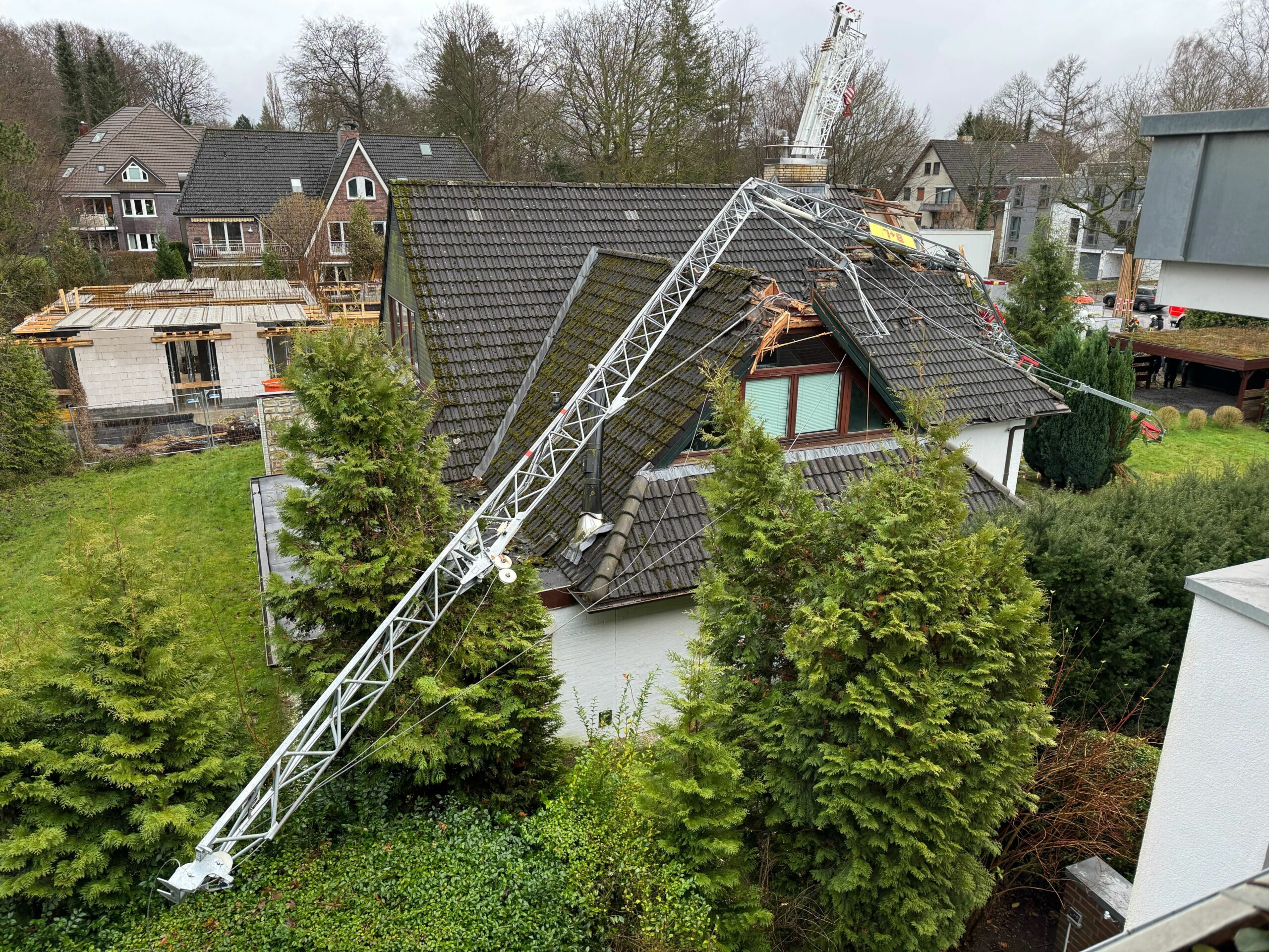 Am Freitagnachmittag stürzte ein Baukran auf ein Einfamilienhaus in Wellingsbüttel.