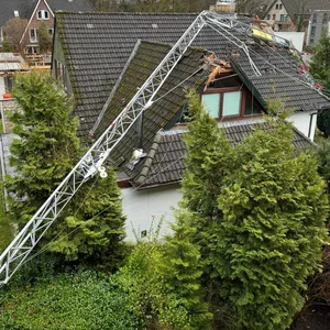 Am Freitagnachmittag stürzte ein Baukran auf ein Einfamilienhaus in Wellingsbüttel.