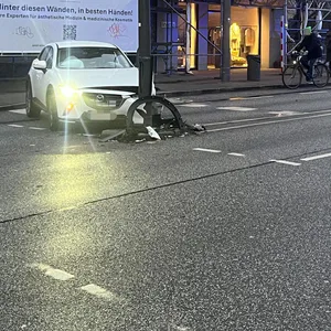Warum der Pkw gegen den Ampelmast fuhr, ist unklar.