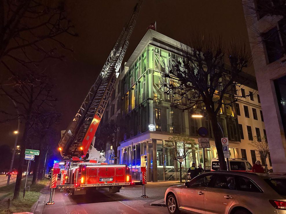 Eine Rakete auf einem Dach sorgte „An der Alster“ für einen Feuerwehreinsatz.