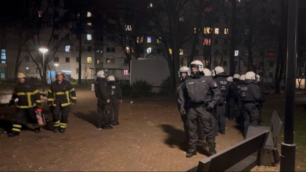 Polizei und Feuerwehr sind in Steilshoop im Einsatz.