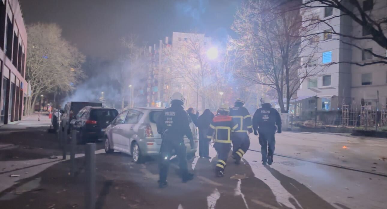 In Steilshoop brennen in der Silvesternacht immer wieder Müllcontainer.