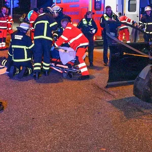 Die schwer verletzte Beifahrerin des Ford kam in eine Klinik.