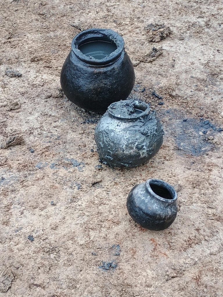 Bei Ausgrabungen sind mehrere kugelförmige Töpfe aus dem Mittelalter gefunden worden (undatierte Aufnahme). Die Gefäße stammen aus dem 12. bis 13. Jahrhundert, teilte die Ostfriesische Landschaft in Aurich mit.