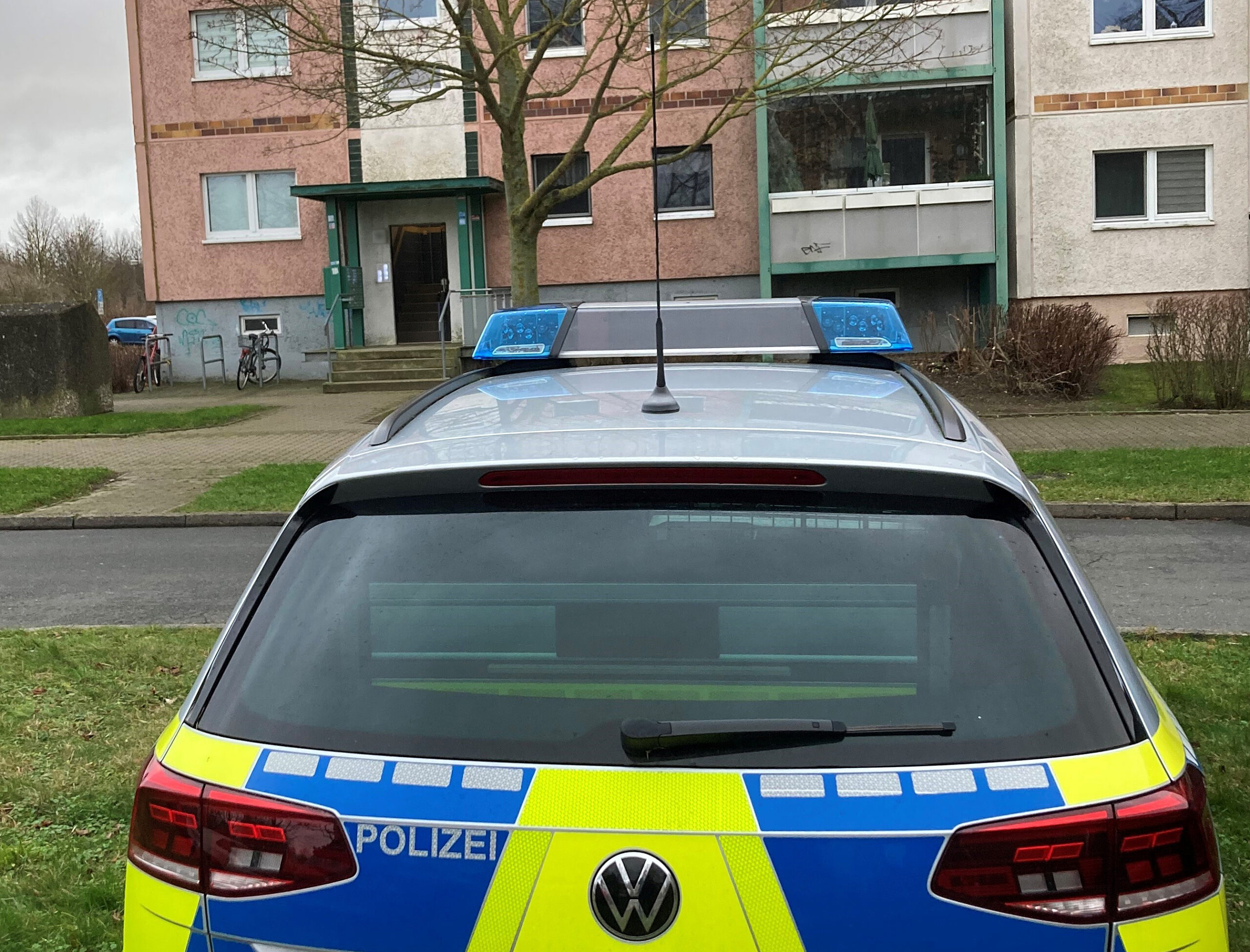 In diesem Hochhaus im Rostocker Stadtteil Toitenwinkel wurde die Leiche eines 42-jährigen Mannes entdeckt.