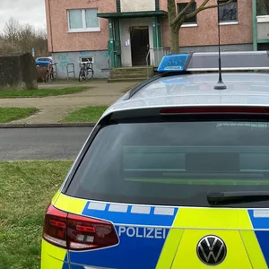 In diesem Hochhaus im Rostocker Stadtteil Toitenwinkel wurde die Leiche eines 42-jährigen Mannes entdeckt.