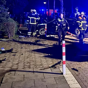 Schwerer Unfall nach Raserei in Harburg – betrunkener Mercedes-Fahrer hinterlässt Schneise der Verwüstung