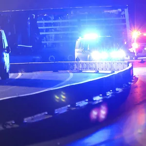 Ende einer Chaosfahrt: Auf dieser Baustelle auf der A1 bei Hagen ist der Lkw-Fahrer zum Stehen gekommen.