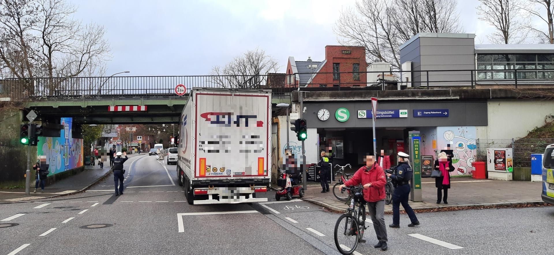 Lkw steckt uter Brücke fest – S-Bahnverkehr in Wellingsbüttel gesperrt