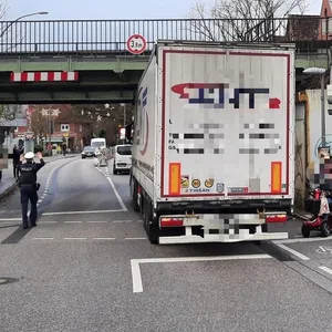 Lkw steckt uter Brücke fest – S-Bahnverkehr in Wellingsbüttel gesperrt