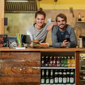 Ein Mann und eine Frau lehnen an einem Restaurant-Tresen