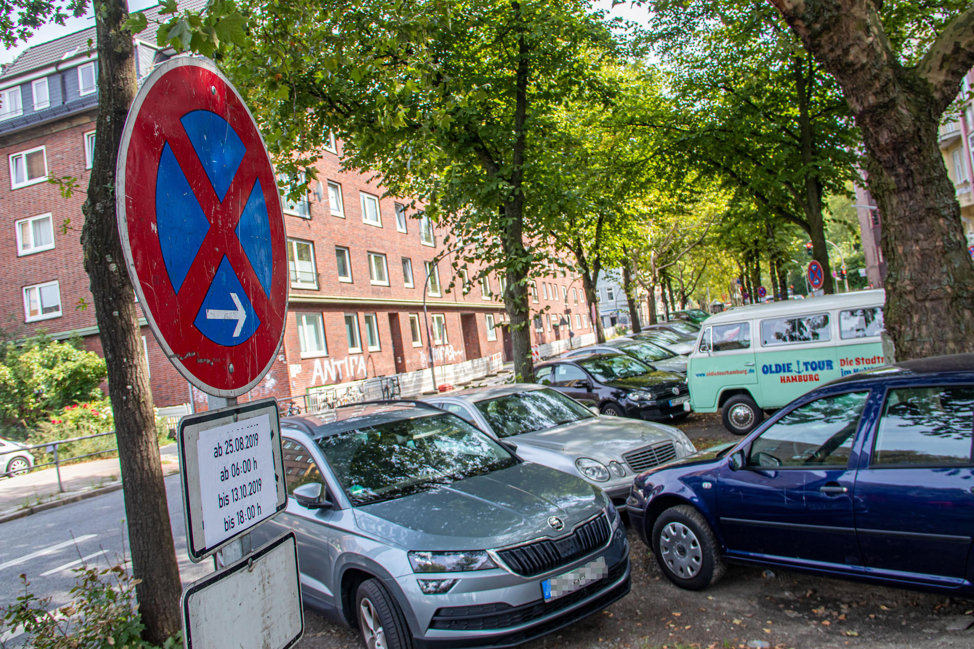 Parkende Autos auf Mittelstreifen