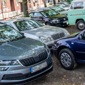 Parkende Autos auf Mittelstreifen