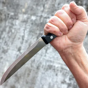 Eine Faust hält ein Messer