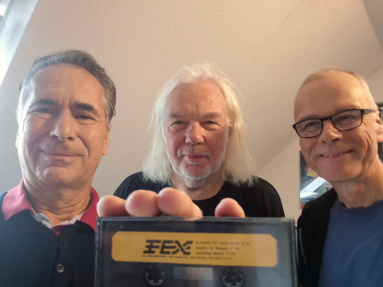 Die Kieler Band Fex – Michael Hädrich (v.l.), Ture Rückwardt und Norbert Ziermann – mit einem alten Demotape aus den 80ern.