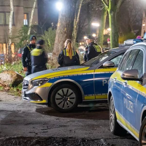 In Billstedt hat die Polizei am Montagnachmittag nach Männern mit Schusswaffe gefahndet.