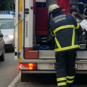 Radfahrer stürtzt an der Burgstraße und fällt vor Auto – Notarzt renaimiert ihn